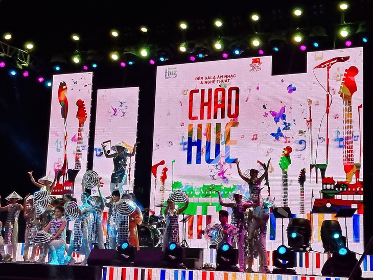 Tưng bừng "đại tiệc" âm thanh, ánh sáng khép lại Tuần lễ Festival Huế 2022 - Ảnh 4. Tưng bừng "đại tiệc" âm thanh, ánh sáng khép lại Tuần lễ Festival Huế 2022 - Ảnh 4.