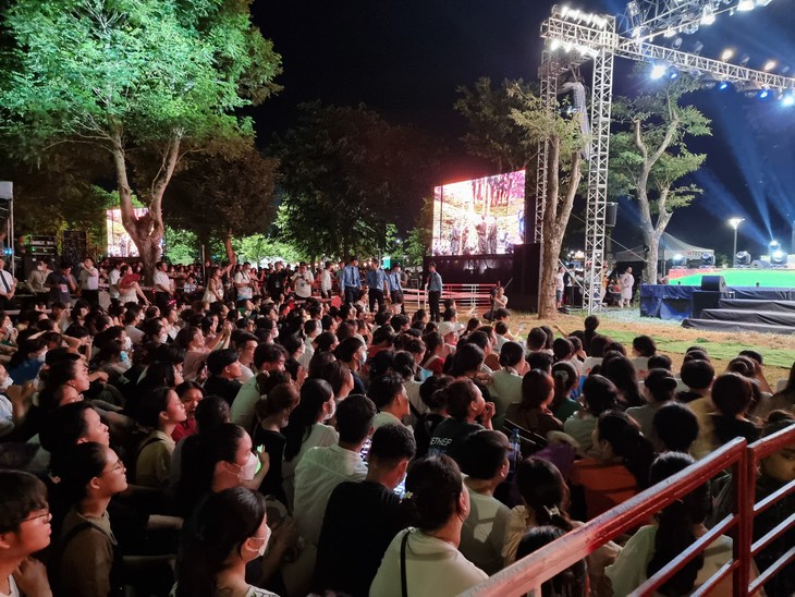 Tưng bừng "đại tiệc" âm thanh, ánh sáng khép lại Tuần lễ Festival Huế 2022 - Ảnh 3. Tưng bừng "đại tiệc" âm thanh, ánh sáng khép lại Tuần lễ Festival Huế 2022 - Ảnh 3.