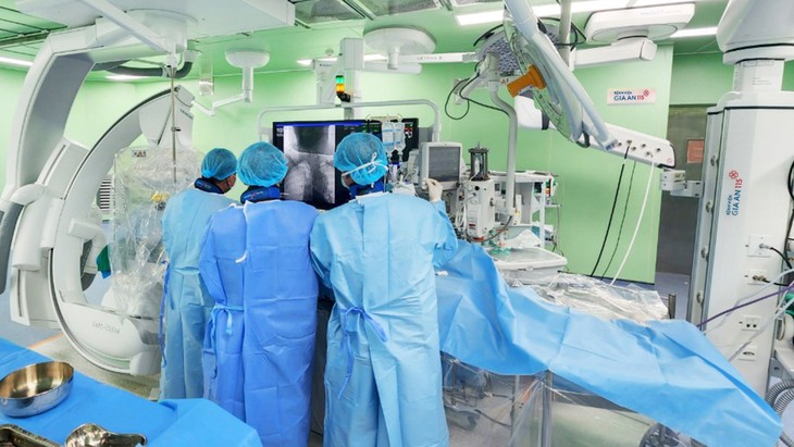 Điều trị thành công phình mạch máu não khổng lồ bằng phương pháp can thiệp nội mạch kết hợp máy DSA hiện đại - Ảnh 3. Điều trị thành công phình mạch máu não khổng lồ bằng phương pháp can thiệp nội mạch kết hợp máy DSA hiện đại - Ảnh 3.