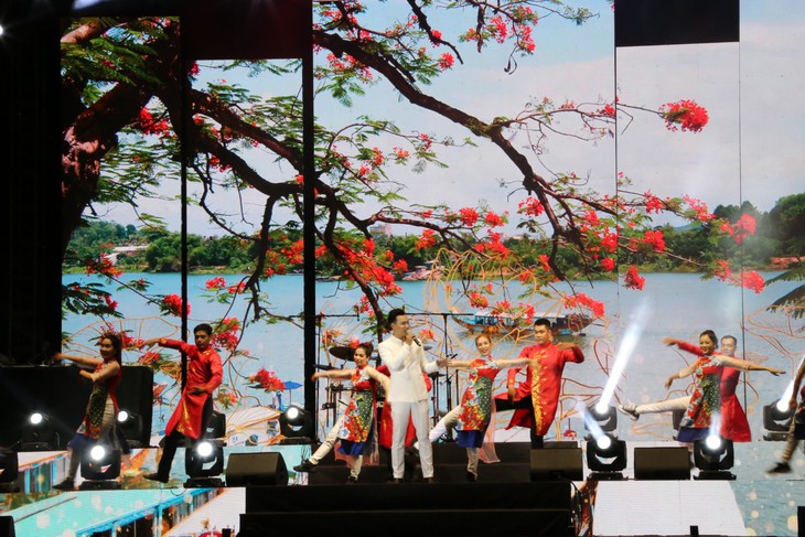 Tưng bừng "đại tiệc" âm thanh, ánh sáng khép lại Tuần lễ Festival Huế 2022 - Ảnh 6. Tưng bừng "đại tiệc" âm thanh, ánh sáng khép lại Tuần lễ Festival Huế 2022 - Ảnh 6.