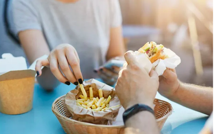 5 thói quen ăn uống đang "âm thầm" đẩy cholesterol của bạn tăng cao