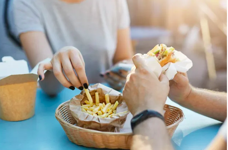 5 thói quen ăn uống đang "âm thầm" đẩy cholesterol của bạn tăng cao - Ảnh 1. 5 thói quen ăn uống đang "âm thầm" đẩy cholesterol của bạn tăng cao - Ảnh 1.
