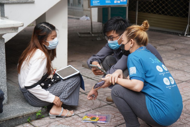 Người dân TPHCM xếp hàng chờ cấp hộ chiếu mẫu mới - Ảnh 7.