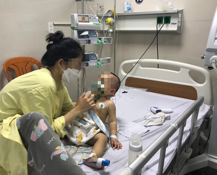 Cháu bé suýt chết đuối trong xô nước tắm - Ảnh 1.
