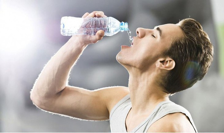 Mất nước là tình trạng cơ thể chúng ta sử dụng hoặc mất đi lượng nước nhiều hơn lượng nước được cung cấp hằng ngày. Mất nước là tình trạng cơ thể chúng ta sử dụng hoặc mất đi lượng nước nhiều hơn lượng nước được cung cấp hằng ngày.