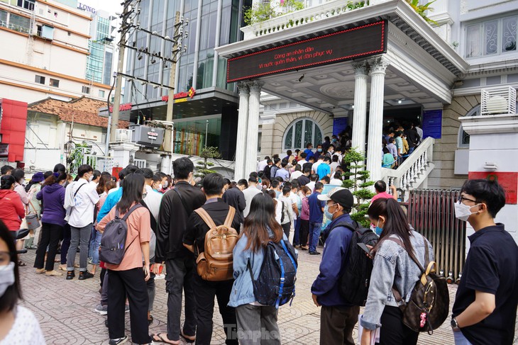 Người dân TPHCM xếp hàng chờ cấp hộ chiếu mẫu mới - Ảnh 2.