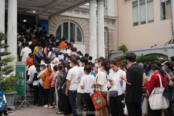 Người dân TPHCM xếp hàng chờ cấp hộ chiếu mẫu mới - Ảnh 10.
