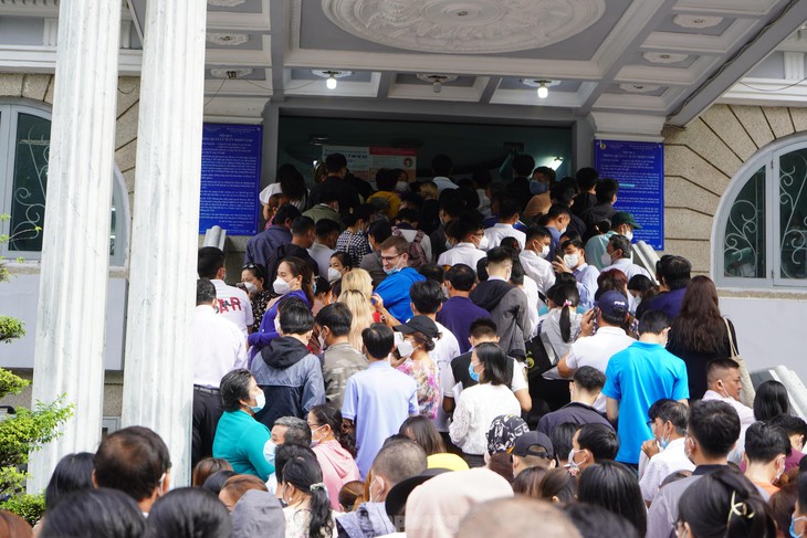 Người dân TPHCM xếp hàng chờ cấp hộ chiếu mẫu mới - Ảnh 11.