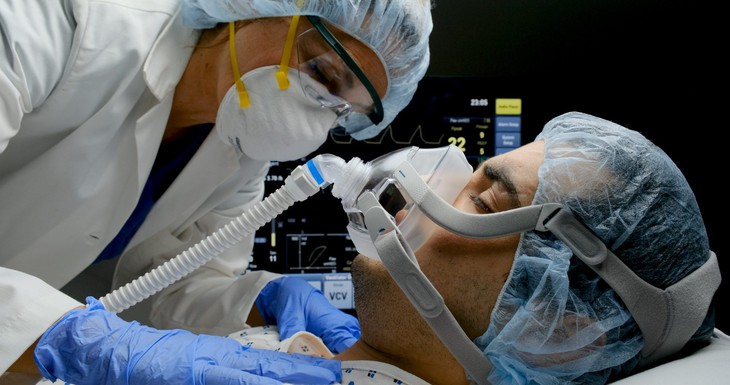 Vaccine COVID-19 giúp ngăn ngừa một nửa số ca tử vong tiềm ẩn trên toàn cầu - Ảnh 1.