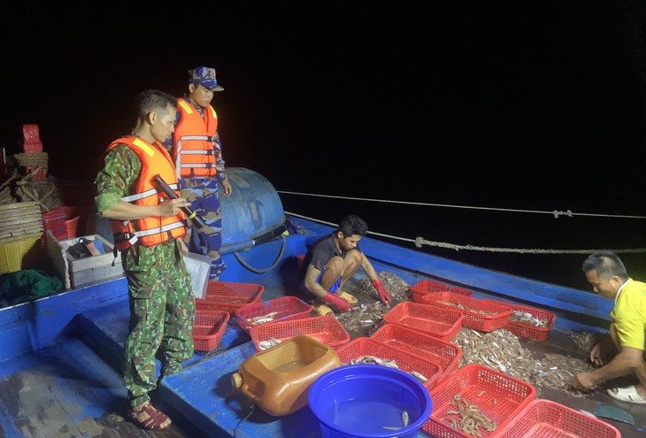 Liên tiếp bắt giữ tàu giã cào trái phép trên vùng biển Thừa Thiên Huế - Ảnh 3. Liên tiếp bắt giữ tàu giã cào trái phép trên vùng biển Thừa Thiên Huế - Ảnh 3.