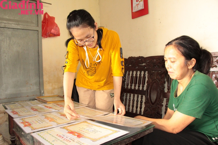 MS 768: Gia cảnh khốn khó nữ sinh đỗ thủ khoa lớp 10 ở Hải Dương và mong ước người mẹ tật nguyền - Ảnh 5. MS 768: Gia cảnh khốn khó nữ sinh đỗ thủ khoa lớp 10 ở Hải Dương và mong ước người mẹ tật nguyền - Ảnh 5.