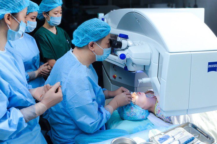 Phẫu thuật tật khúc xạ: Những lưu ý chăm sóc mắt sau mổ - Ảnh 1.