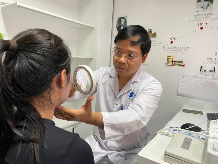 Mặt 'cháy đen' vì lăn kim, lột da bằng hóa chất vô tội vạ - Ảnh 3.