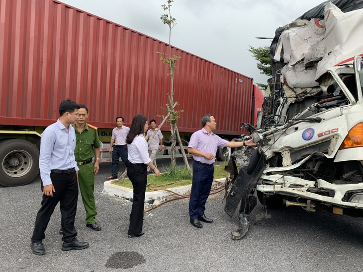 Tài xế xe tải tông xe khách làm 3 người chết trên QL1 có nồng độ cồn trong máu - Ảnh 5. Tài xế xe tải tông xe khách làm 3 người chết trên QL1 có nồng độ cồn trong máu - Ảnh 5.