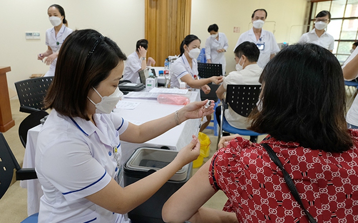 Sáng 12/7: Nhiều người "lười" tiêm vaccine COVID-19 mũi 3 và 4, trong khi biến thể phụ BA.4, BA.5 đã xâm nhập cộng đồng