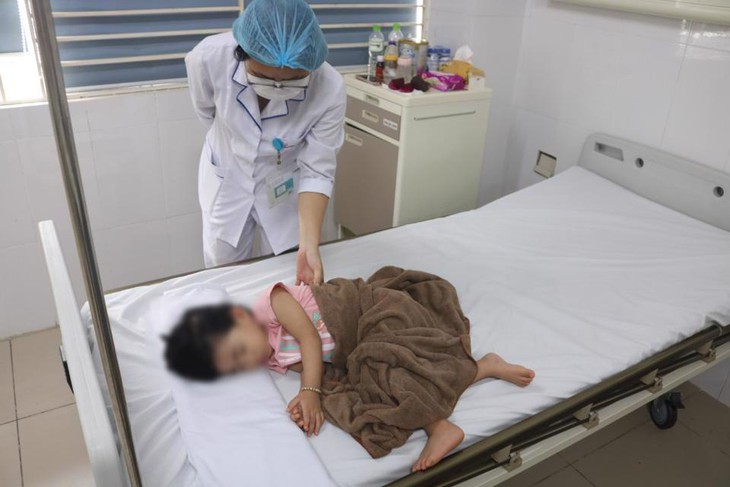 Mùa sốt xuất huyết, hai thời điểm không nên cho trẻ ra ngoài - Ảnh 2. Mùa sốt xuất huyết, hai thời điểm không nên cho trẻ ra ngoài - Ảnh 2.