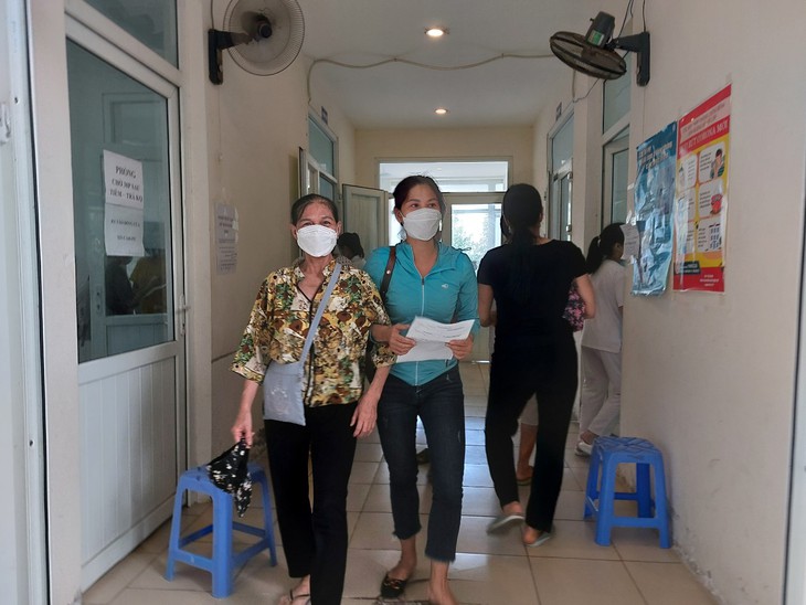 Lo sợ biến chủng mới, người dân thủ đô đi tiêm vaccine COVID-19 tăng vọt - Ảnh 7.