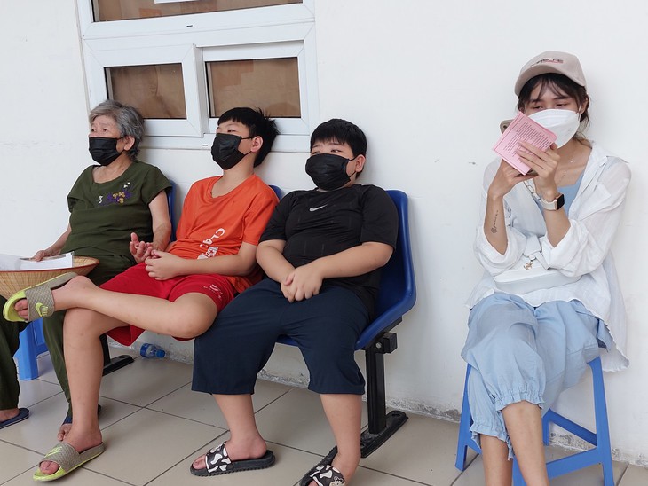 Lo sợ biến chủng mới, người dân thủ đô đi tiêm vaccine COVID-19 tăng vọt - Ảnh 8.