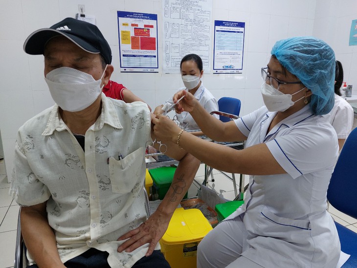 Lo sợ biến chủng mới, người dân thủ đô đi tiêm vaccine COVID-19 tăng vọt - Ảnh 1.