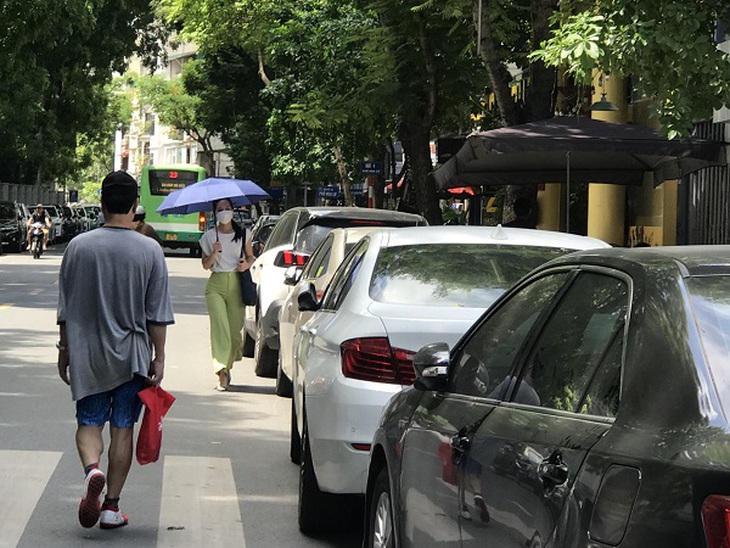 Không có vỉa hè, người đi bộ tràn xuống lòng đường - Ảnh 6.