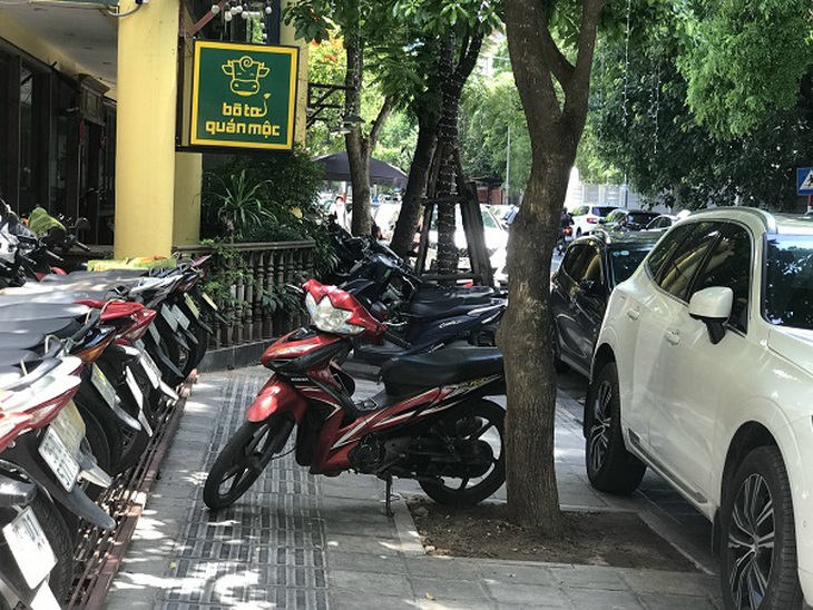 Không có vỉa hè, người đi bộ tràn xuống lòng đường - Ảnh 3.