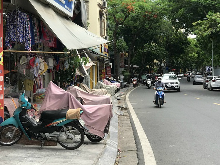 Không có vỉa hè, người đi bộ tràn xuống lòng đường - Ảnh 2.