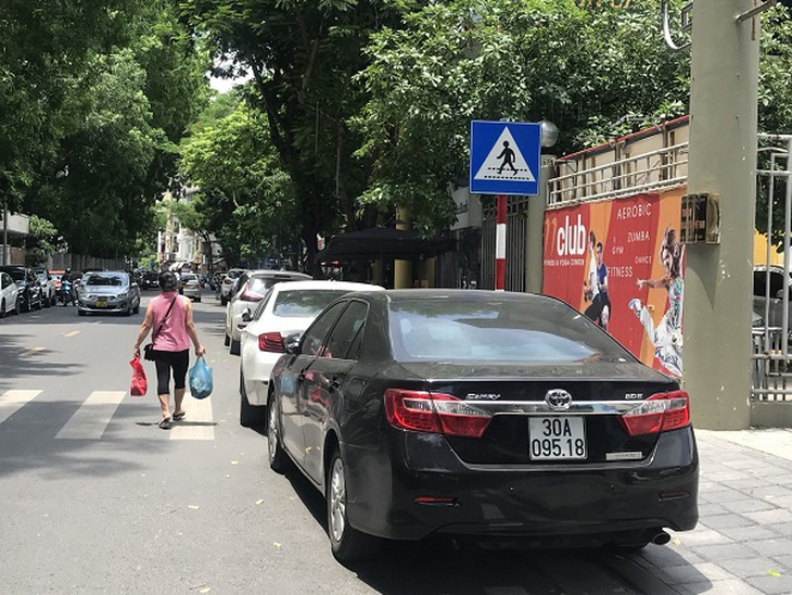 Không có vỉa hè, người đi bộ tràn xuống lòng đường - Ảnh 5.