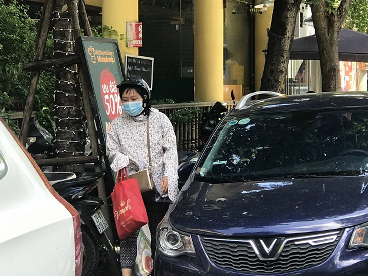 Không có vỉa hè, người đi bộ tràn xuống lòng đường - Ảnh 4.