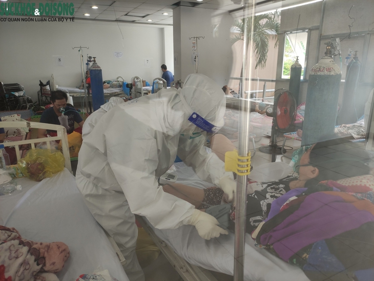 Bệnh nhân mắc COVID-19 nặng một năm trước: Ngỡ trở về là bình tro cốt nhưng hồi sinh nhờ thầy thuốc - Ảnh 4. Bệnh nhân mắc COVID-19 nặng một năm trước: Ngỡ trở về là bình tro cốt nhưng hồi sinh nhờ thầy thuốc - Ảnh 4.