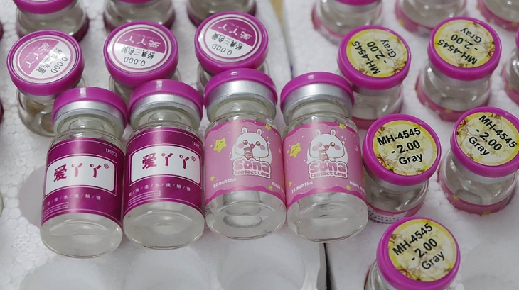 ản phẩm kính áp tròng hàng Trung Quốc (2 sản phẩm trái) được phù phép thành hàng "Made in Korea" (2 sản phẩm bên phải) chỉ sau vài thao tác xé, dán cơ bản