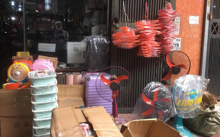 Quạt điện siêu rẻ: Hàng Tàu 200 nghìn/chiếc, dùng chán thì bỏ
