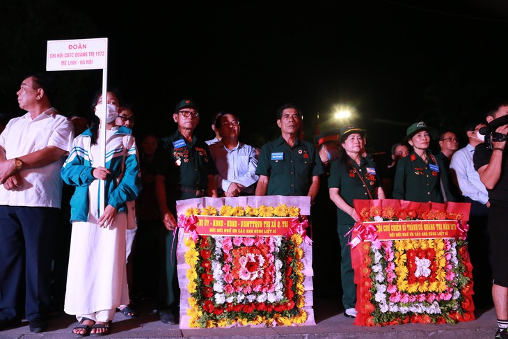 Đêm hoa đăng trên sông tưởng nhớ những liệt sĩ 81 ngày đêm bảo vệ Thành cổ Quảng Trị - Ảnh 4. Đêm hoa đăng trên sông tưởng nhớ những liệt sĩ 81 ngày đêm bảo vệ Thành cổ Quảng Trị - Ảnh 4.
