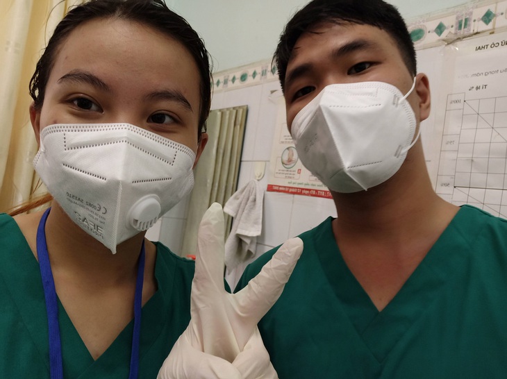 Ở điểm nóng COVID-19 một năm trước: Nhớ bao đêm trấn an bệnh nhân COVID-19 và ca đỡ đẻ đặc biệt - Ảnh 1. Ở điểm nóng COVID-19 một năm trước: Nhớ bao đêm trấn an bệnh nhân COVID-19 và ca đỡ đẻ đặc biệt - Ảnh 1.