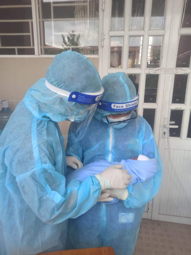Ở điểm nóng COVID-19 một năm trước: Nhớ bao đêm trấn an bệnh nhân COVID-19 và ca đỡ đẻ đặc biệt - Ảnh 5. Ở điểm nóng COVID-19 một năm trước: Nhớ bao đêm trấn an bệnh nhân COVID-19 và ca đỡ đẻ đặc biệt - Ảnh 5.