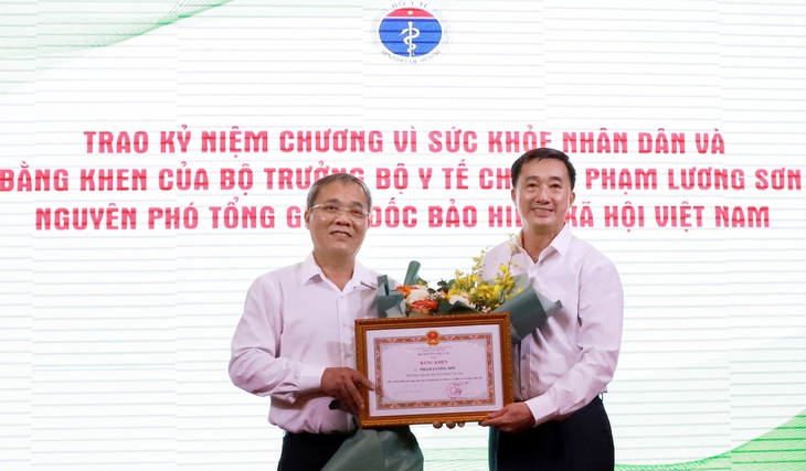 Bộ Y tế trao Kỷ niệm chương "Vì sức khỏe nhân dân" cho TS Phạm Lương Sơn, nguyên Phó Tổng giám đốc BHXH Việt Nam - Ảnh 1. Bộ Y tế trao Kỷ niệm chương "Vì sức khỏe nhân dân" cho TS Phạm Lương Sơn, nguyên Phó Tổng giám đốc BHXH Việt Nam - Ảnh 1.