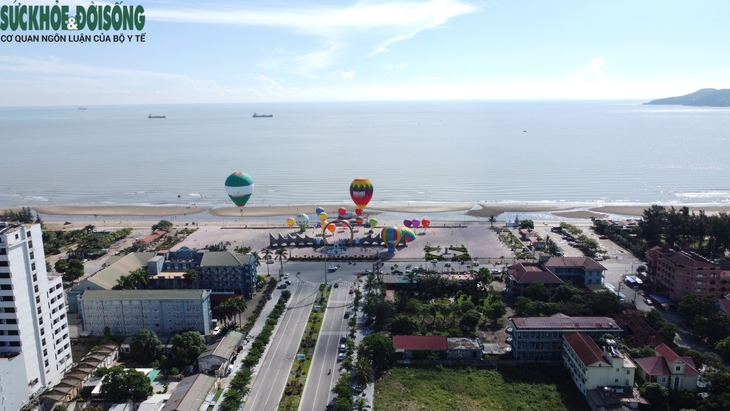 Trình diễn bay khinh khí cầu lần đầu tiên tại phố biển Cửa Lò - Ảnh 1. Trình diễn bay khinh khí cầu lần đầu tiên tại phố biển Cửa Lò - Ảnh 1.