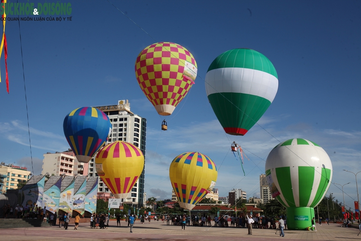 Trình diễn bay khinh khí cầu lần đầu tiên tại phố biển Cửa Lò - Ảnh 2. Trình diễn bay khinh khí cầu lần đầu tiên tại phố biển Cửa Lò - Ảnh 2.