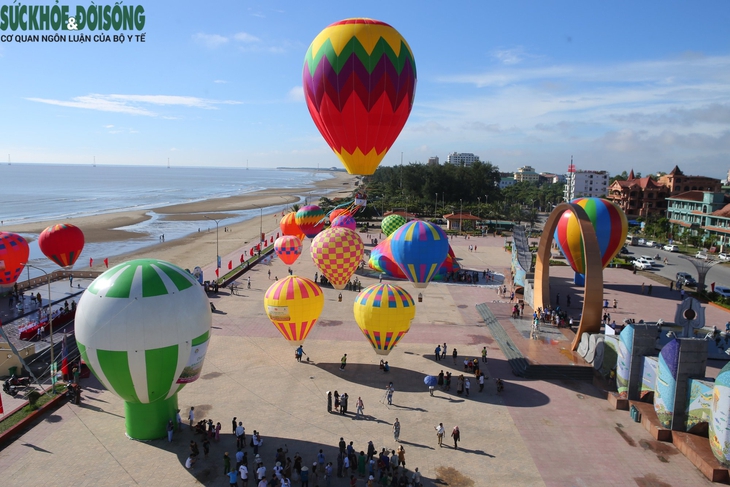 Trình diễn bay khinh khí cầu lần đầu tiên tại phố biển Cửa Lò - Ảnh 3. Trình diễn bay khinh khí cầu lần đầu tiên tại phố biển Cửa Lò - Ảnh 3.
