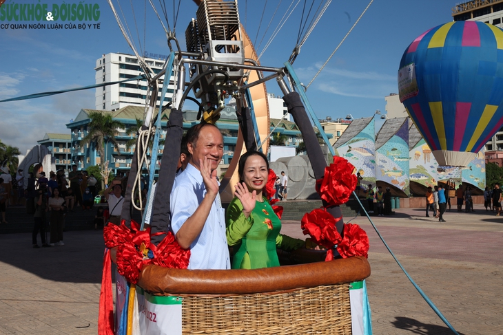 Trình diễn bay khinh khí cầu lần đầu tiên tại phố biển Cửa Lò - Ảnh 8. Trình diễn bay khinh khí cầu lần đầu tiên tại phố biển Cửa Lò - Ảnh 8.