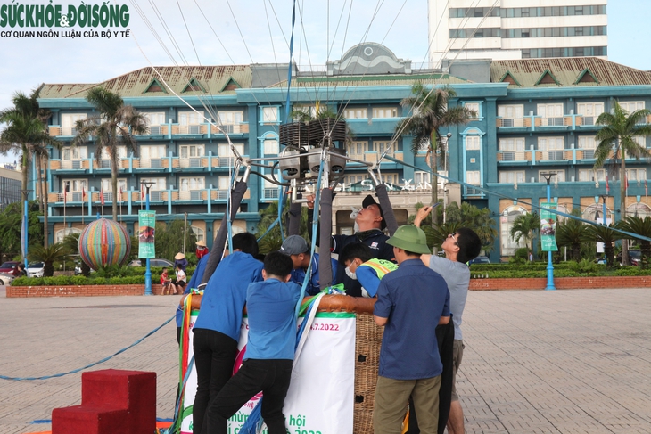 Trình diễn bay khinh khí cầu lần đầu tiên tại phố biển Cửa Lò - Ảnh 10. Trình diễn bay khinh khí cầu lần đầu tiên tại phố biển Cửa Lò - Ảnh 10.