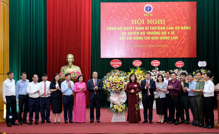 Thủ tướng trao quyết định chỉ định, giao đồng chí Đào Hồng Lan làm Bí thư Ban Cán sự Đảng, Quyền Bộ trưởng Bộ Y tế - Ảnh 2.