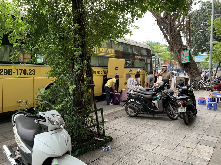 Phát hiện nhiều vi phạm trong hoạt động vận tải hành khách của Nhà xe Hà Sơn Hải Vân tuyến Hà Nội – Lào Cai - Ảnh 4. Phát hiện nhiều vi phạm trong hoạt động vận tải hành khách của Nhà xe Hà Sơn Hải Vân tuyến Hà Nội – Lào Cai - Ảnh 4.