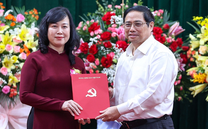 Thủ tướng trao quyết định chỉ định, giao đồng chí Đào Hồng Lan làm Bí thư Ban Cán sự Đảng, Quyền Bộ trưởng Bộ Y tế