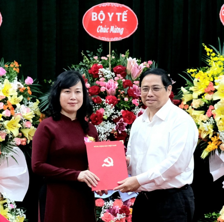Thủ tướng trao quyết định chỉ định, giao đồng chí Đào Hồng Lan làm Bí thư Ban Cán sự Đảng, Quyền Bộ trưởng Bộ Y tế - Ảnh 1.