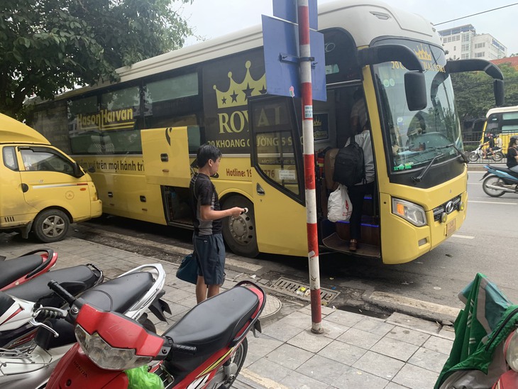 Phát hiện nhiều vi phạm trong hoạt động vận tải hành khách của Nhà xe Hà Sơn Hải Vân tuyến Hà Nội – Lào Cai - Ảnh 3. Phát hiện nhiều vi phạm trong hoạt động vận tải hành khách của Nhà xe Hà Sơn Hải Vân tuyến Hà Nội – Lào Cai - Ảnh 3.
