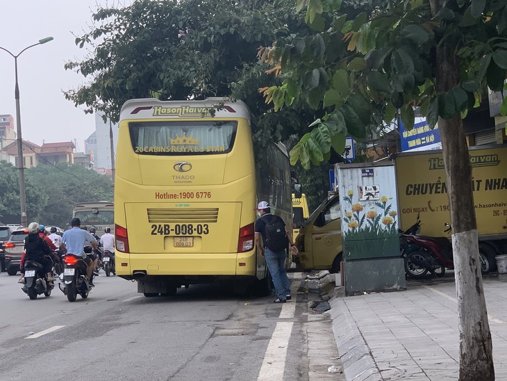 Phát hiện nhiều vi phạm trong hoạt động vận tải hành khách của Nhà xe Hà Sơn Hải Vân tuyến Hà Nội – Lào Cai - Ảnh 2. Phát hiện nhiều vi phạm trong hoạt động vận tải hành khách của Nhà xe Hà Sơn Hải Vân tuyến Hà Nội – Lào Cai - Ảnh 2.