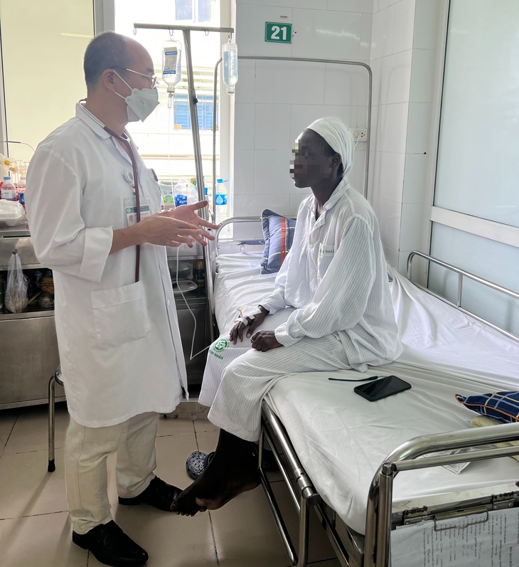 Cứu sống giáo viên người Nigeria mắc sốt rét ác tính nguy kịch - Ảnh 2. Cứu sống giáo viên người Nigeria mắc sốt rét ác tính nguy kịch - Ảnh 2.