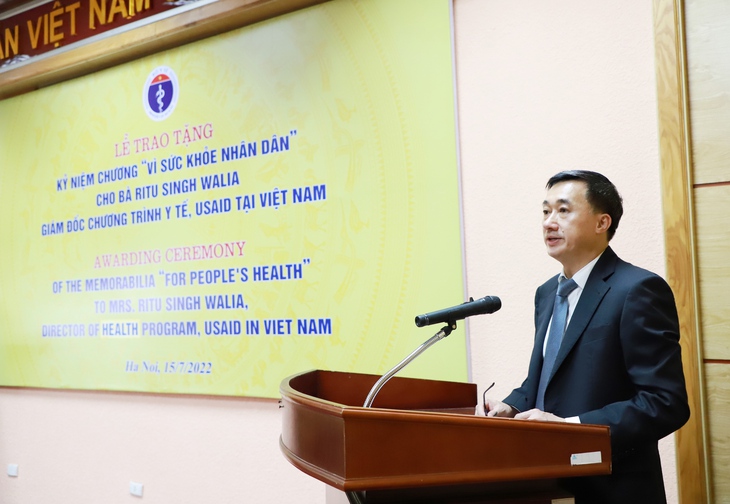 Trao Kỷ niệm chương "Vì sức khỏe nhân dân" cho Giám đốc Chương trình y tế, Cơ quan Phát triển Quốc tế Hoa Kỳ tại Việt Nam - Ảnh 1. Trao Kỷ niệm chương "Vì sức khỏe nhân dân" cho Giám đốc Chương trình y tế, Cơ quan Phát triển Quốc tế Hoa Kỳ tại Việt Nam - Ảnh 1.