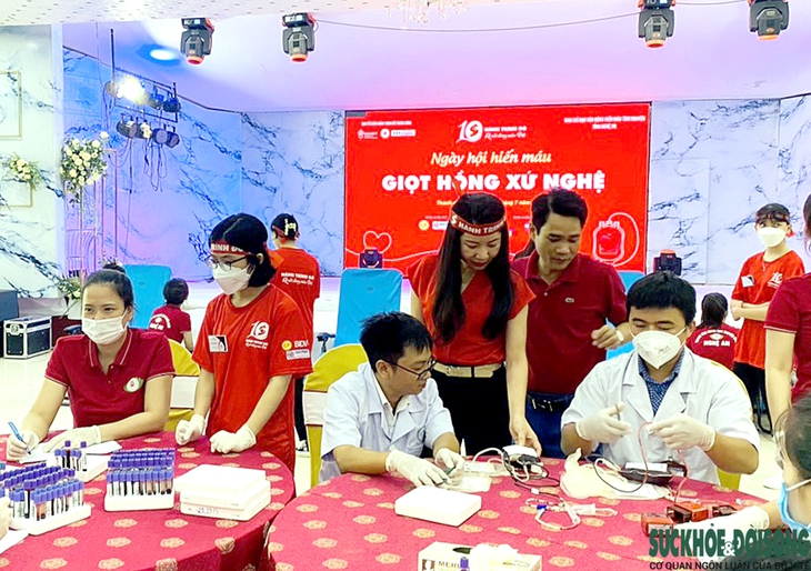 Hơn 1000 người tham gia chương trình hiến máu tình nguyện 'Giọt hồng Xứ Nghệ" lần thứ X - Ảnh 4. Hơn 1000 người tham gia chương trình hiến máu tình nguyện 'Giọt hồng Xứ Nghệ" lần thứ X - Ảnh 4.
