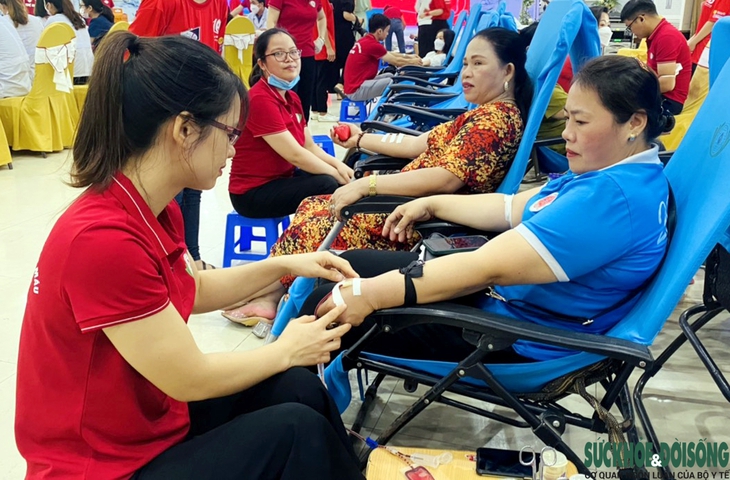 Hơn 1000 người tham gia chương trình hiến máu tình nguyện 'Giọt hồng Xứ Nghệ" lần thứ X - Ảnh 1. Hơn 1000 người tham gia chương trình hiến máu tình nguyện 'Giọt hồng Xứ Nghệ" lần thứ X - Ảnh 1.